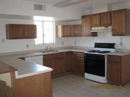 2nd image of 3275 Roseben Ave