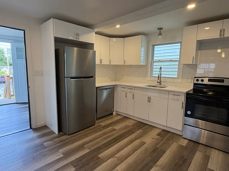 103 N Pierpont Ave — Photo 1