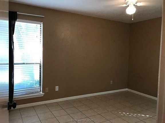 5th image of 817 Camellia Ct