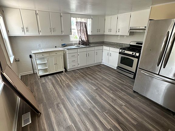 3rd image of 409 Barron St #1