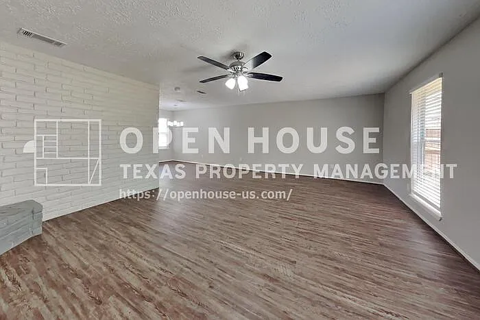 3 bed, 2.0 bath, 1427 sqft, $1,825 — Photo 3