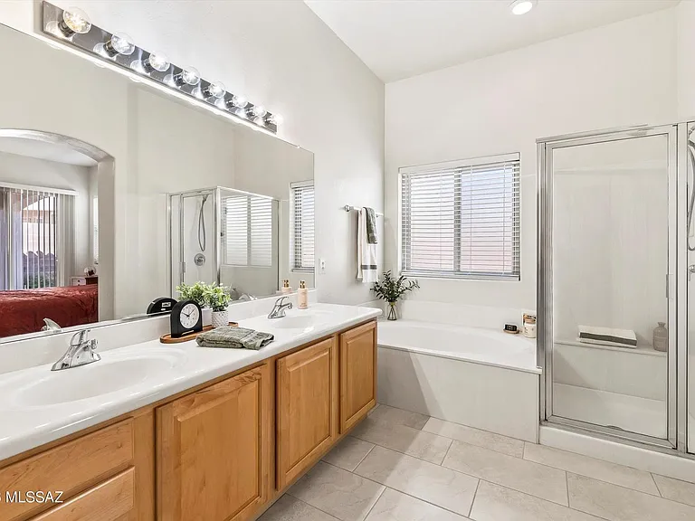 Master Bath - 2 Sinks, Tub, Shower