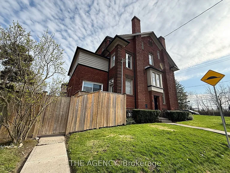 31 Oriole Pkwy — Photo 3