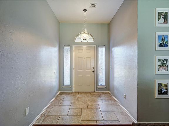 4th image of 2109 Summer Oak Dr