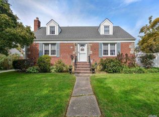 2 Yale Pl, Glen Cove, NY 11542