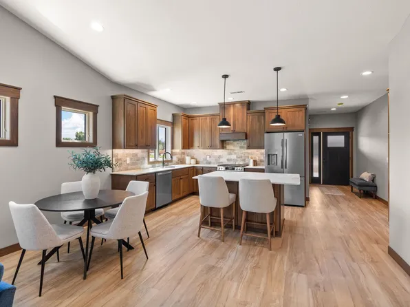 1060 Legend Ln, River Falls, WI 54022