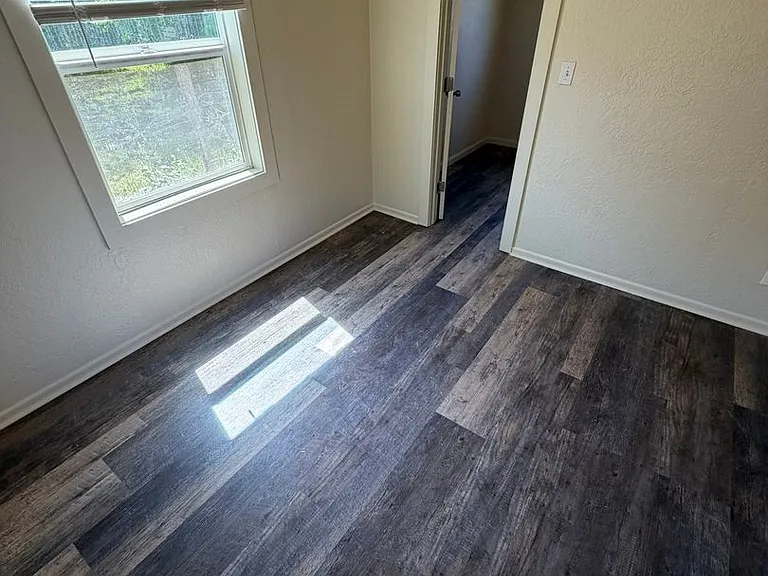 560 1/2 W Ash St — Photo 7