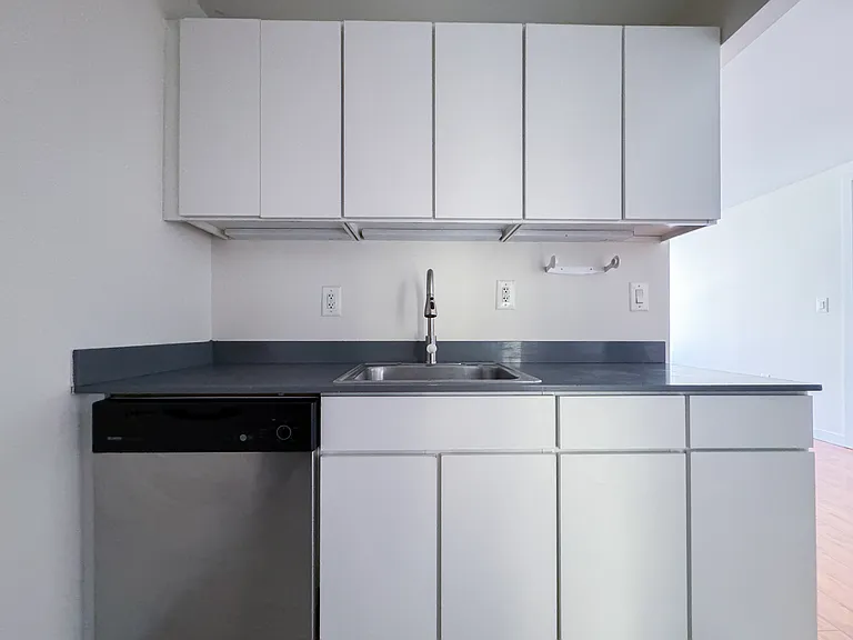 924 Metropolitan Ave #202 — Photo 4