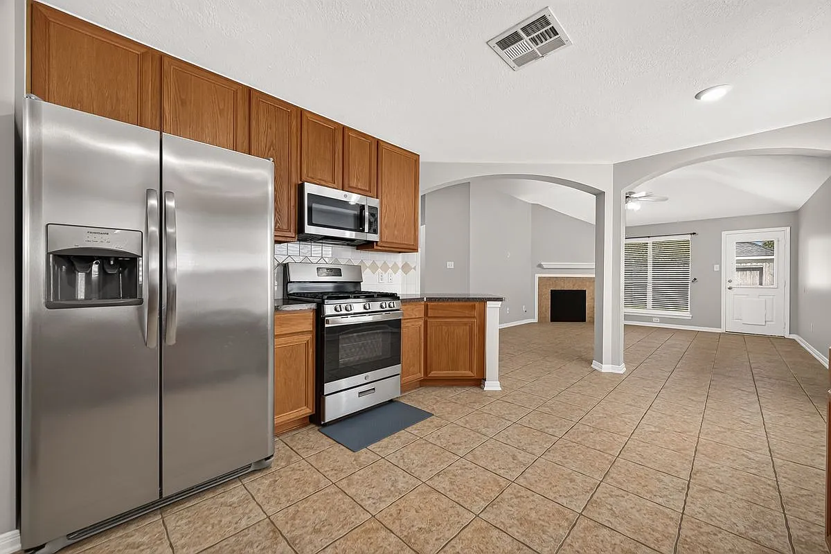 3 bed, 2.0 bath, 1664 sqft, $2,200 — Photo 2