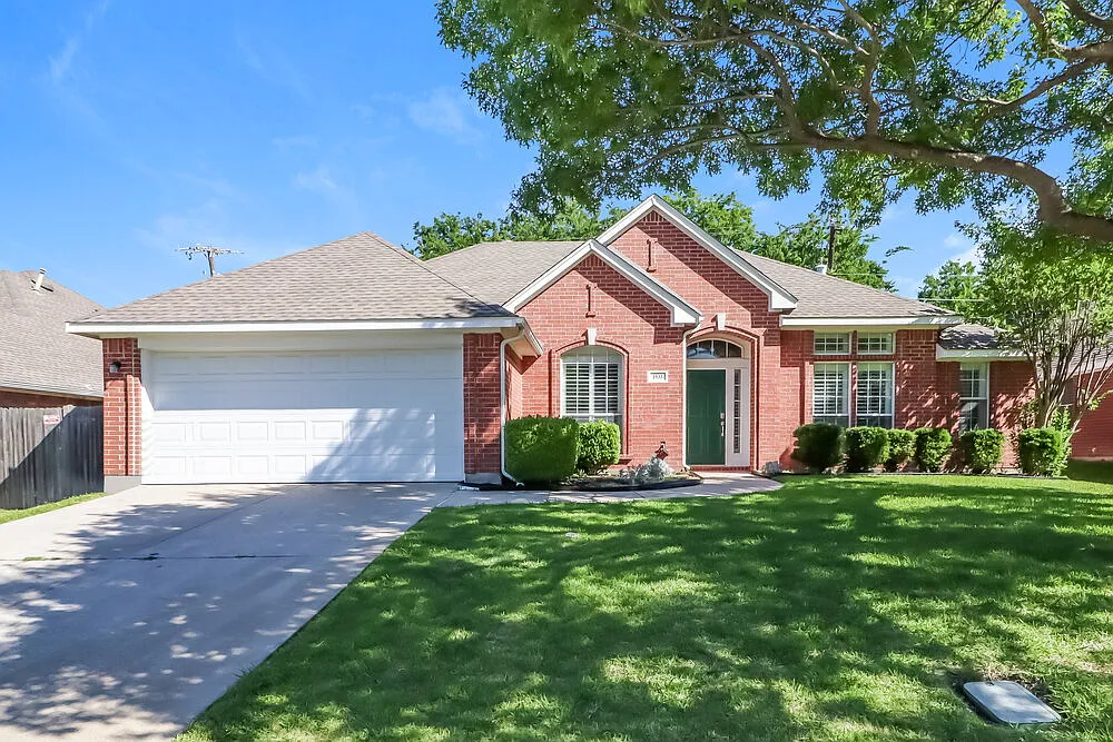 3 bed, 2.0 bath, 1749 sqft, $2,520 — Photo 1