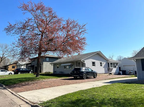 926 Logan Ln, South Saint Paul, MN 55075