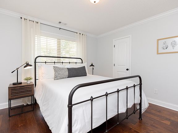 Bedroom 2 w/Queen Bed & TV streaming