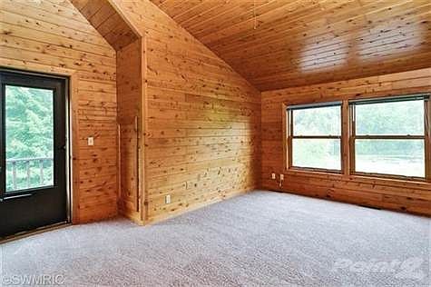 Upper level MBR room. Nice room with vaulted ceiling and bath near by.