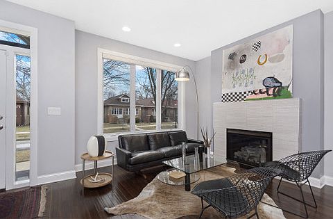 3rd image of 3625 N Hamlin Ave