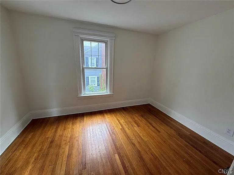221 Thompson Blvd — Photo 10