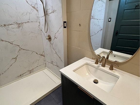 3rd image of 107 W 37th St