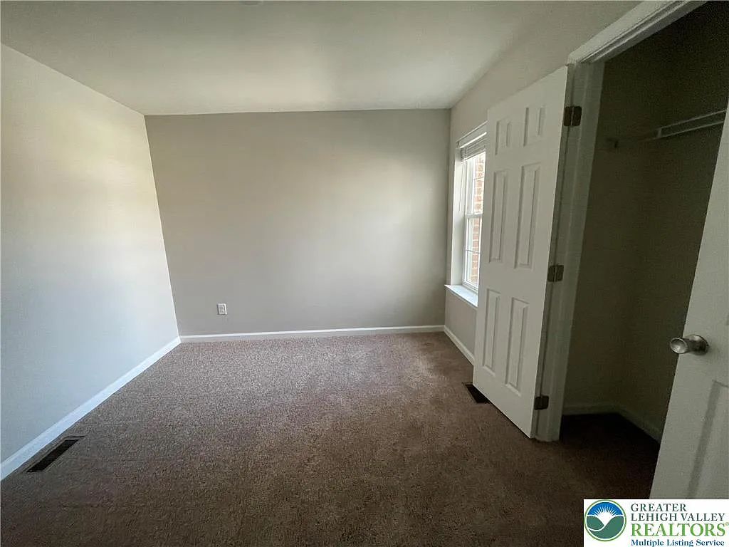 3 bed, 2.5 bath, 2499 sqft, $3,000 — Photo 3