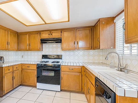 5th image of 8958 Burnet Ave Unit B1