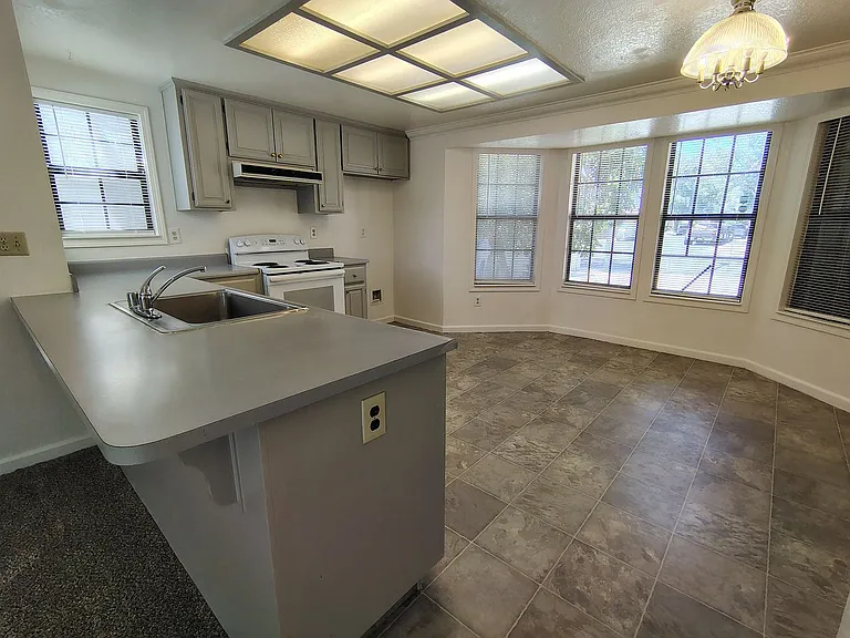 932 Inez Dr — Photo 5