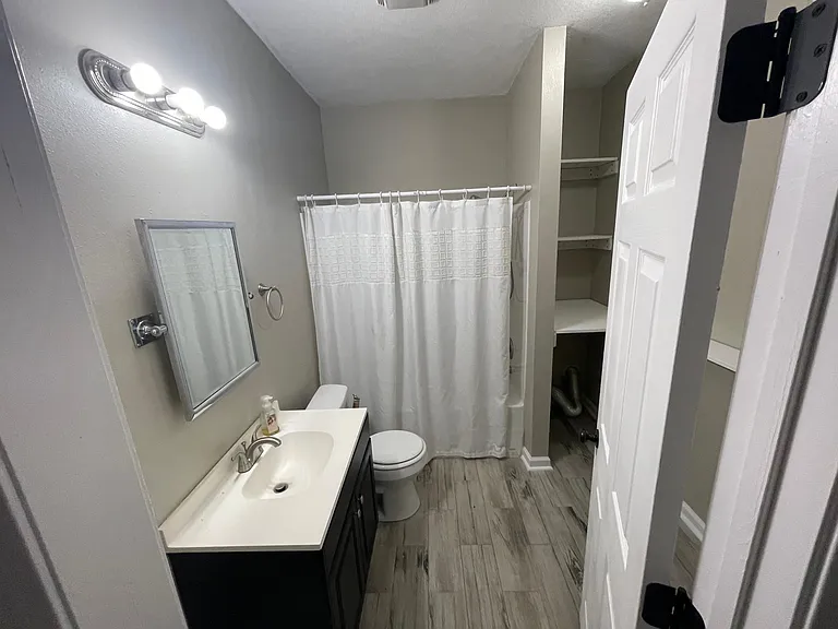 2302 W 4th St — Photo 9