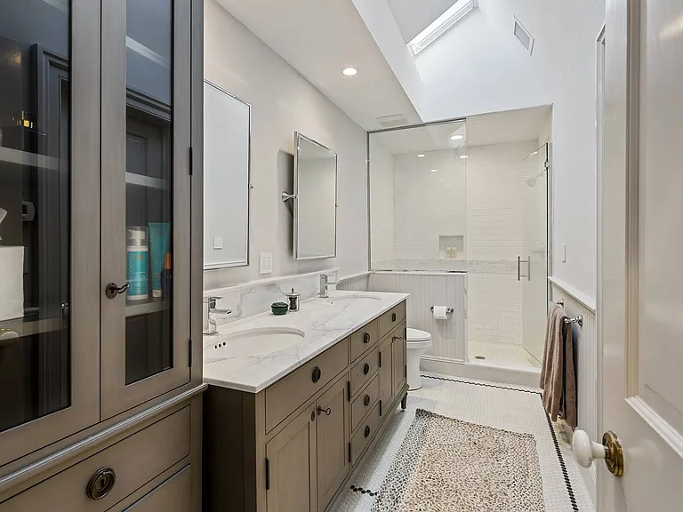 135 Meeting House Ln — Photo 23