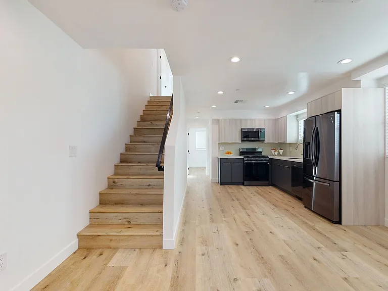 Top-Of-The-Line 4 Bed/4 Bath Townhomes With Parking! — Photo 11