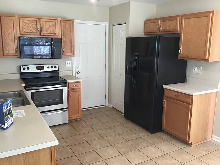 604 Sydney Ct — Photo 3
