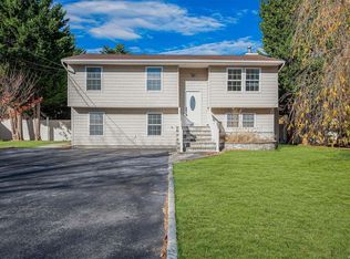 19 Lexington Ave, Brentwood, NY 11717