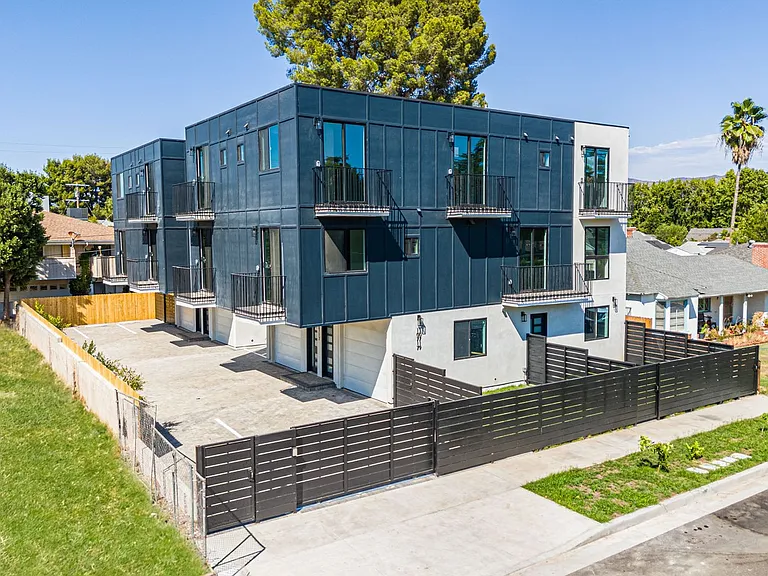 10717 Addison St — Photo 2