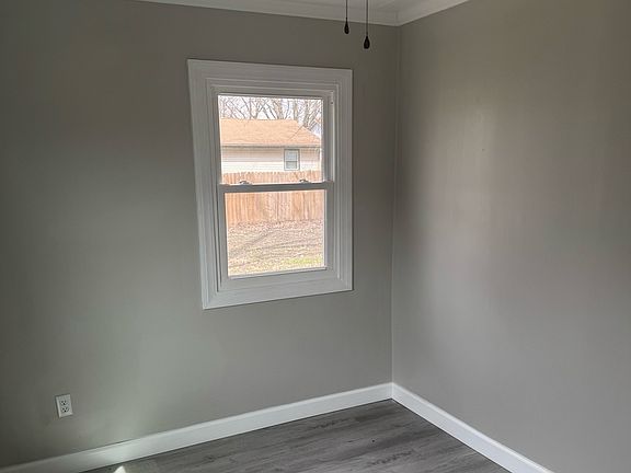 5th image of 1037 Eastview Dr