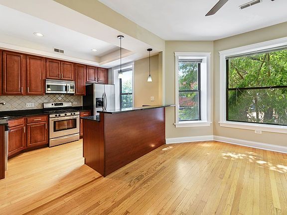 4th image of 814 W Aldine Ave APT 2S