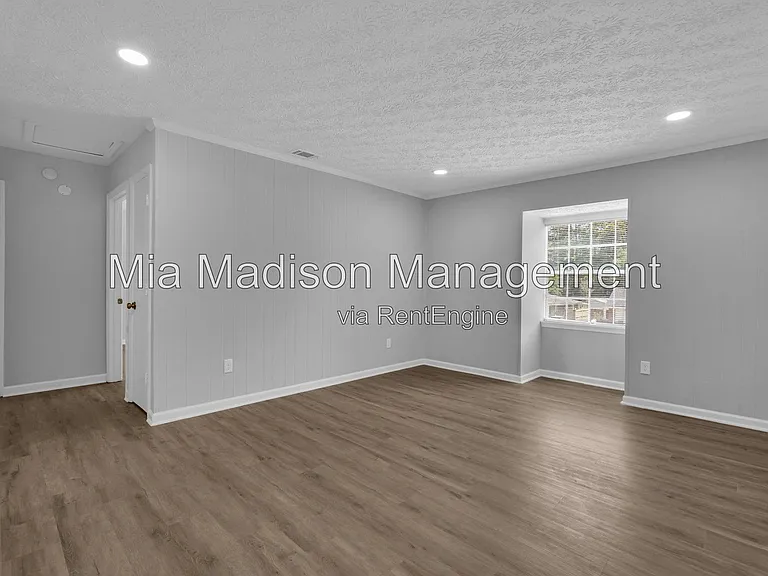 111 E Mell St #16 — Photo 25