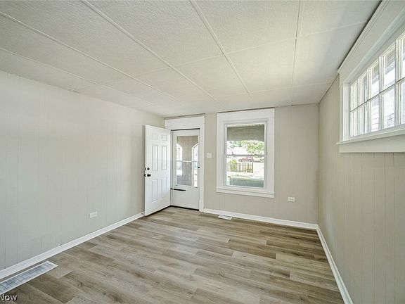 5th image of 526 W Maryland Ave