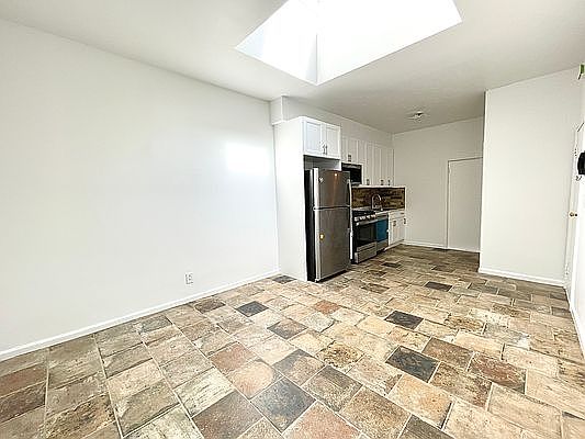 4th image of 884 Lorimer St Floor 3