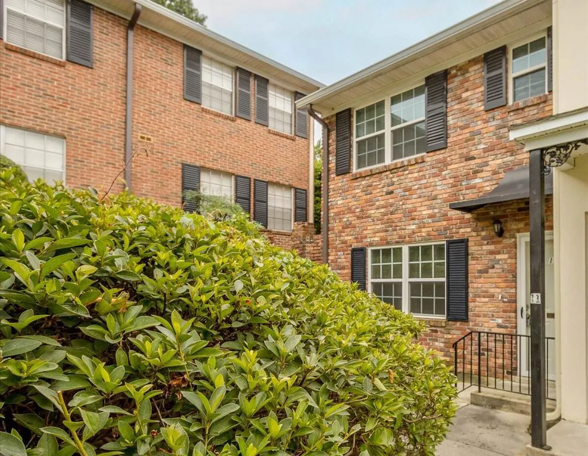 2 bed, 1008 sqft, $1,700 — Photo 2