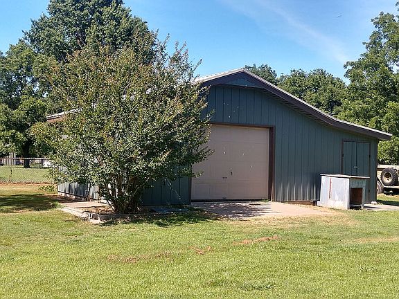 3rd image of 2841 Oakwood Dr