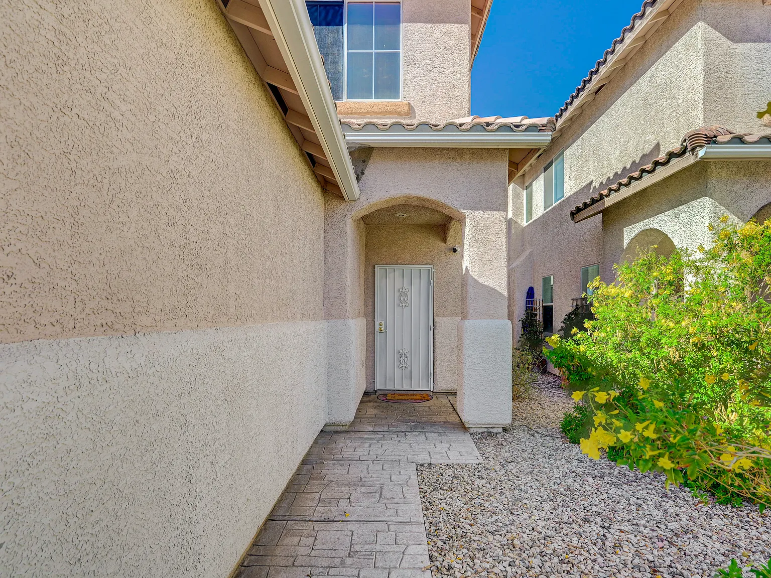 4 bed, 1730 sqft, $2,550 — Photo 2