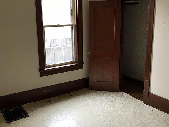 4th image of 1606 Garnet St
