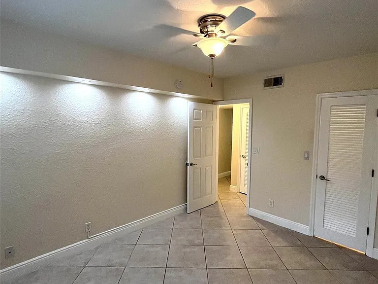 1460 NE 18th St #104 — Photo 52