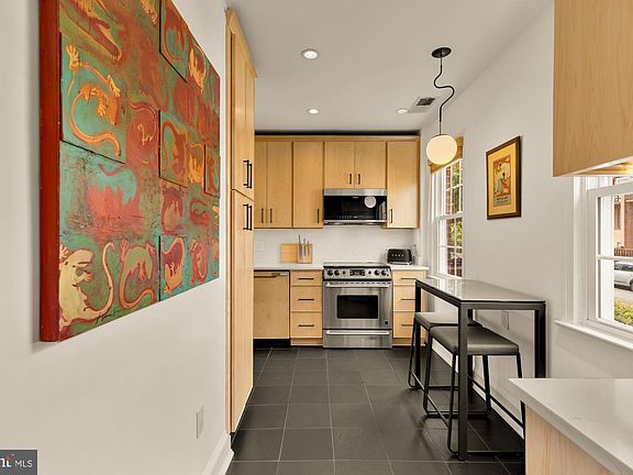 4th image of 1672 Beekman Pl NW APT B