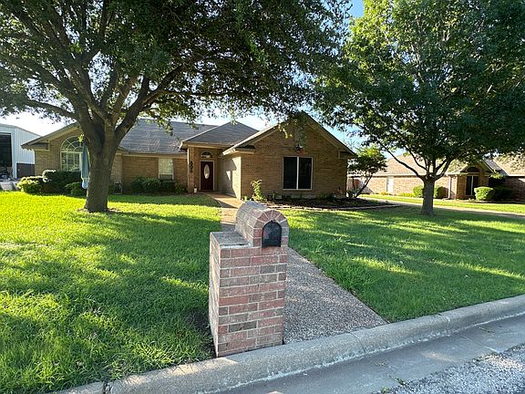 5th image of 805 Dogwood St