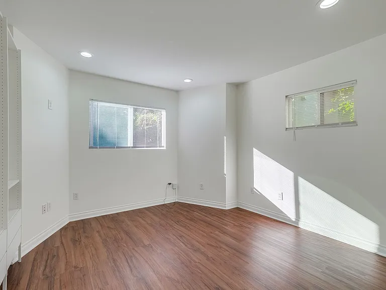 1221 N Bronson Ave — Photo 32