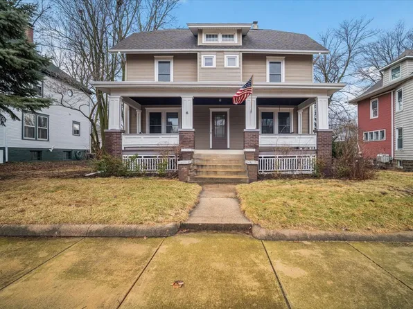 6 Whites Pl, Bloomington, IL 61701