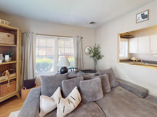 111 W 8th St APT E, South Boston, MA 02127