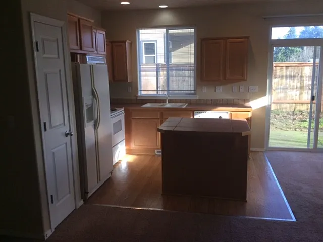 3 bed, 2.5 bath, 1638 sqft, $2,405 — Photo 2
