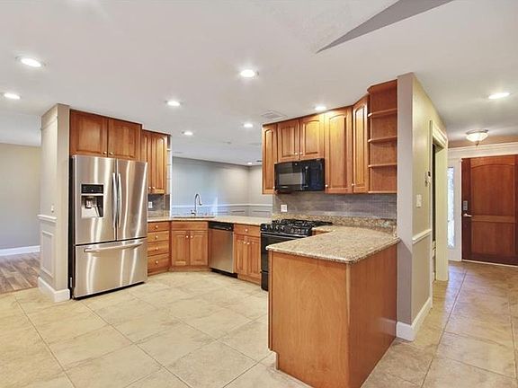3rd image of 4725 Dunbarton Dr