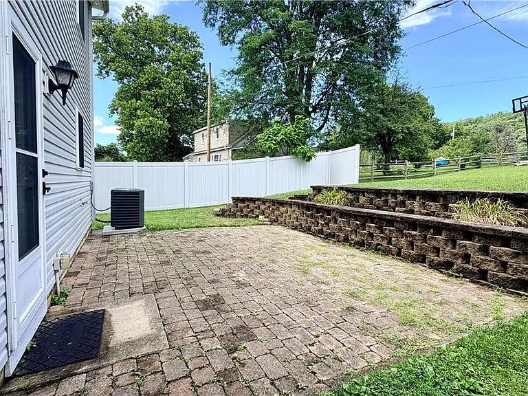 1433 Salisbury Rd — Photo 12