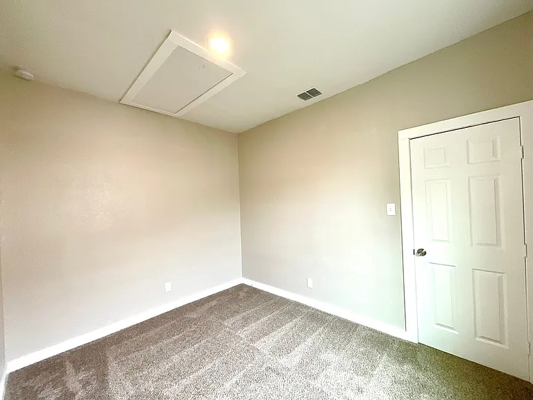 230 Micklejohn St — Photo 13