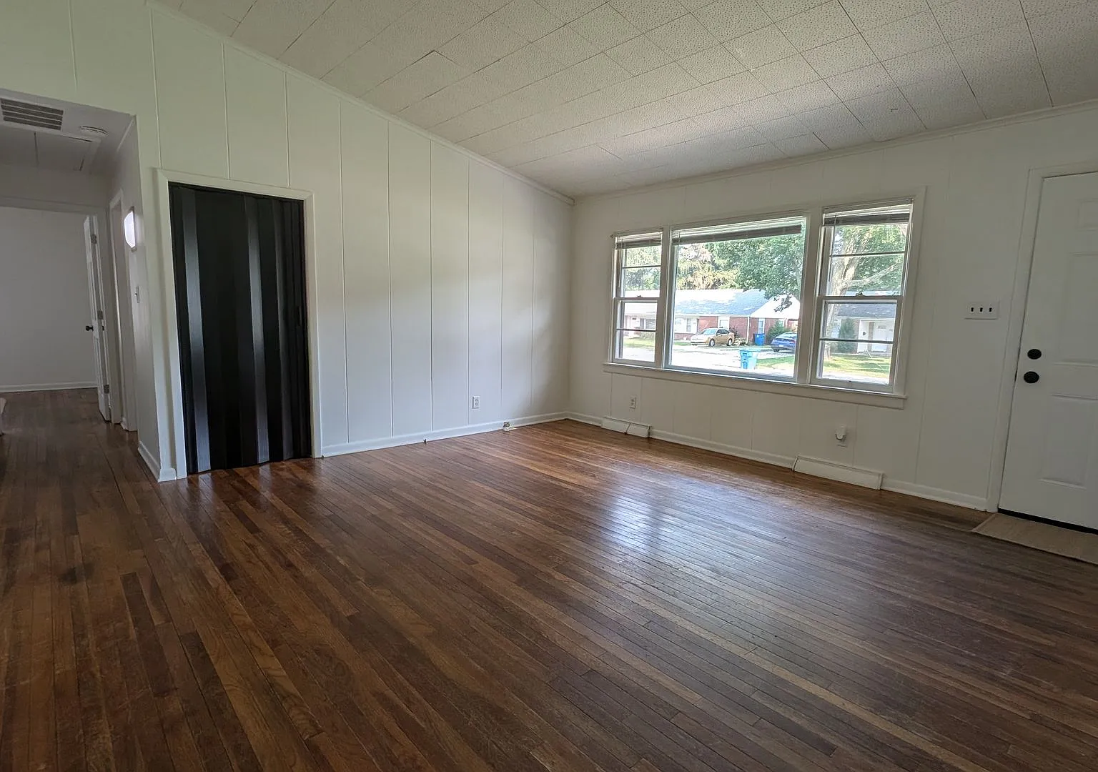 Charming 2-Bedroom Duplex with Hardwood Floors — Photo 2
