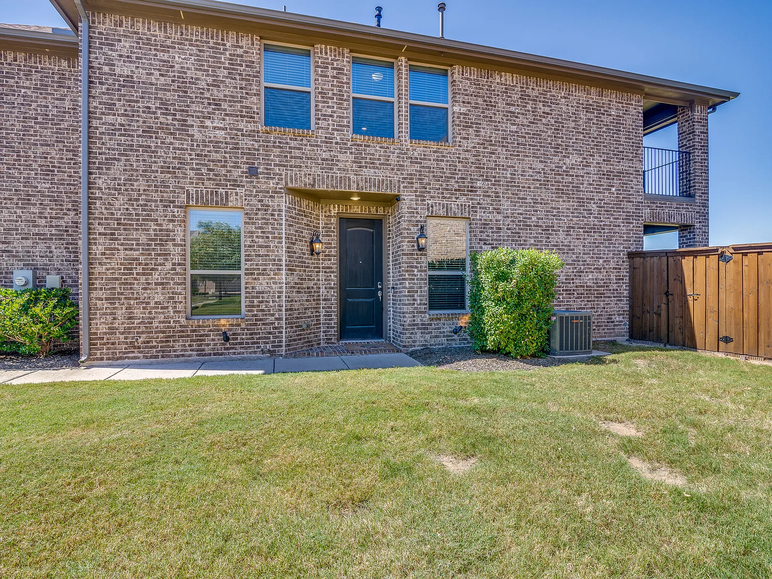 3 bed, 1979 sqft, $2,800 — Photo 3